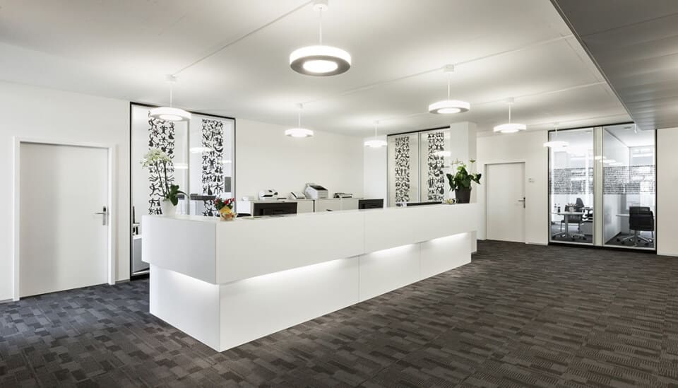 wit licht in showroom